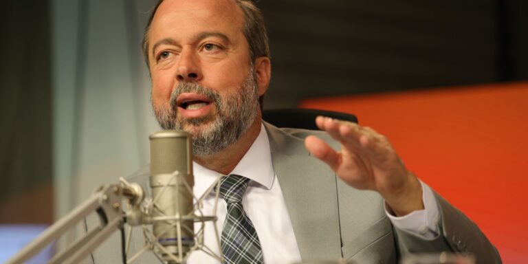 Não foi falta de energia, mas problema técnico, diz ministro Silveira