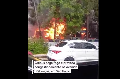 Ônibus pega fogo e provoca lentidão na Avenida Rebouças, em São Paulo