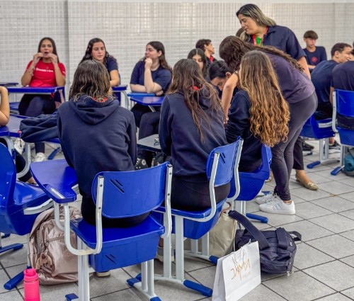 Colégio em Recife avalia impactos após um ano de restrição ao uso de celulares nas escolas