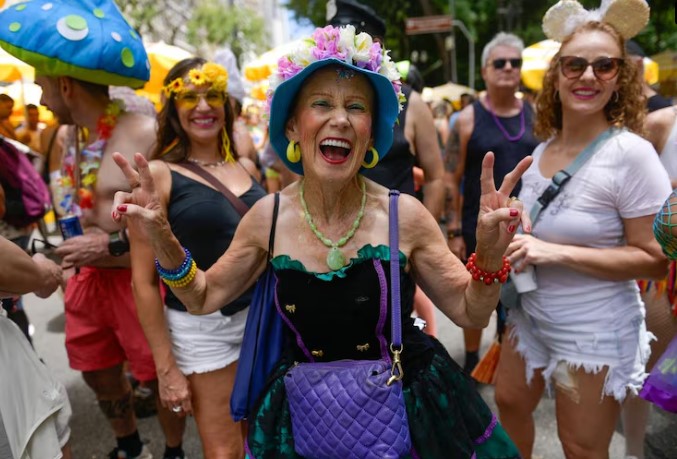 Aos 68 anos, foliona vira símbolo de resistência no Carnaval do Centro de SP: ‘Tenho energia até o fim do bloco’