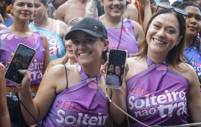 Fãs criam abadá improvisado e acompanham bloco de Gustavo Mioto sob chuva no Ibirapuera, na Zona Sul de SP