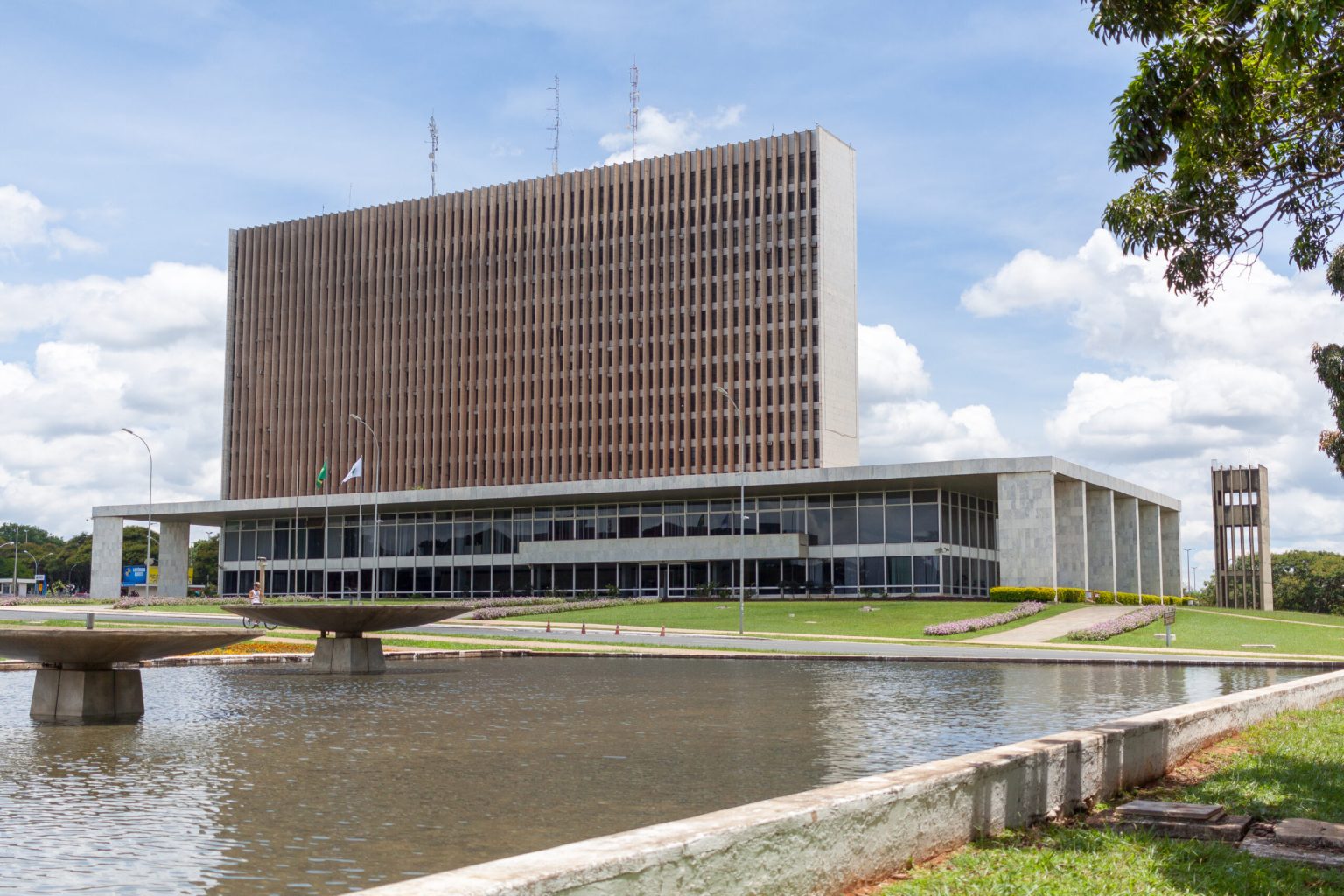 Justiça impede que Governo do Distrito Federal realize aporte no BRB com imóveis públicos