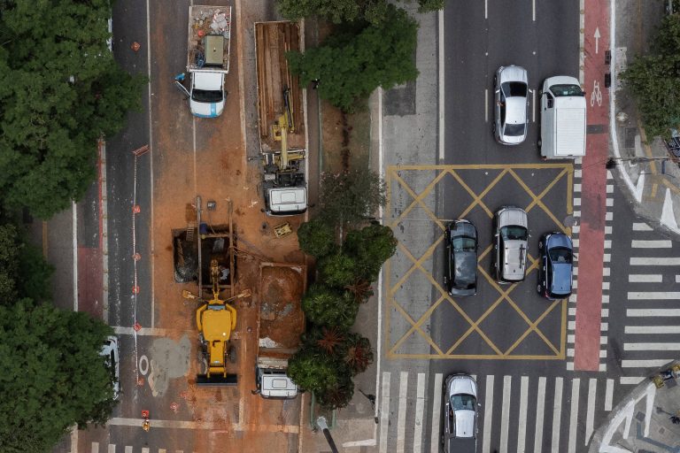 Cratera se abre na rua da Consolação