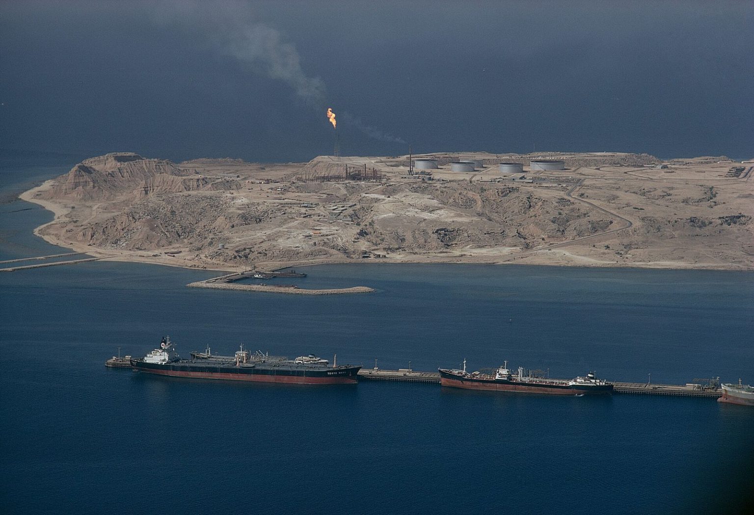 Irã ataca navios, atinge aeroporto de Dubai, paralisa o Estreito de Ormuz e dispara preços do petróleo