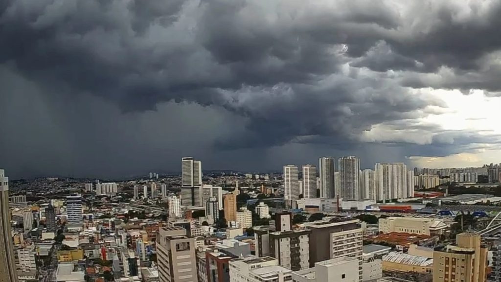 Tempestades, enchentes e alagamentos marcam a meteorologia do Verão 2026