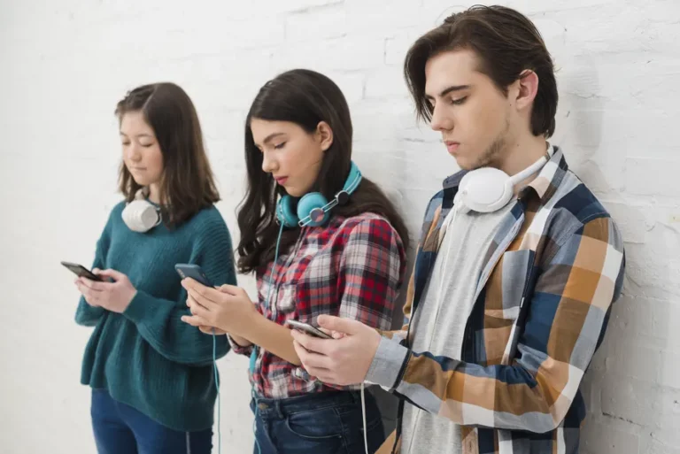 Adolescência em risco: telas, saúde mental e o desafio das escolas na era digital