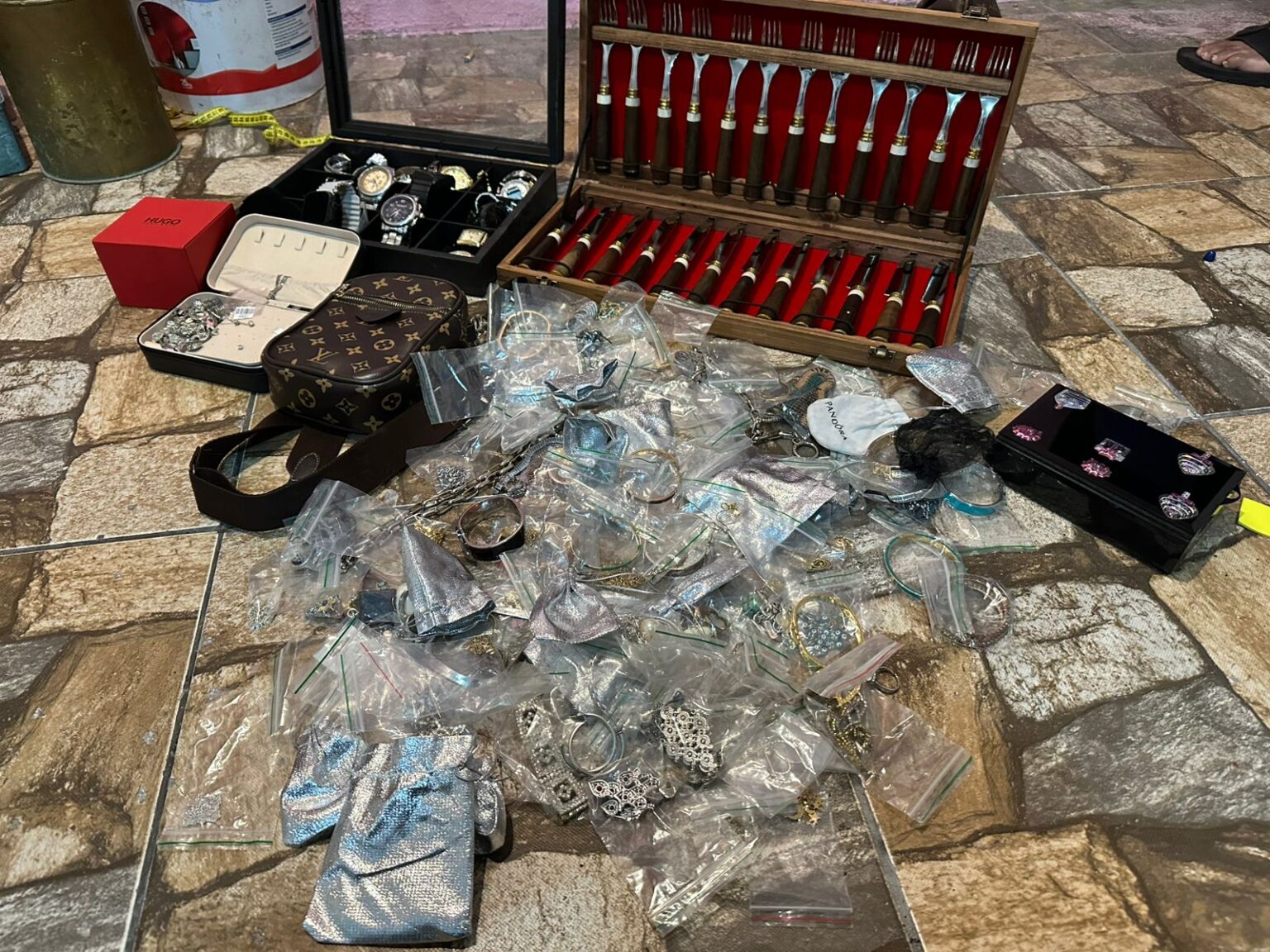 HOMEM SUSPEITO DE ASSALTO À CONDOMÍNIO É PRESO EM TABOÃO DA SERRA