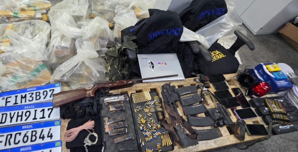 Cão farejador ajuda PM a encontrar 270 kg de drogas e rifle na Zona Oeste de São Paulo