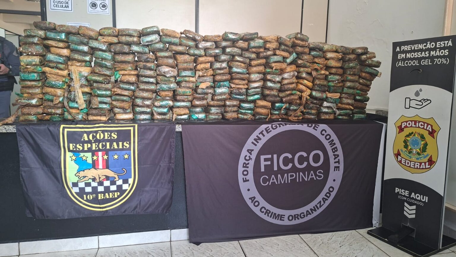 POLÍCIA MILITAR ENCONTRA 245 TIJOLOS DE PASTA-BASE DE COCAÍNA ESCONDIDOS EM COLCHÕES