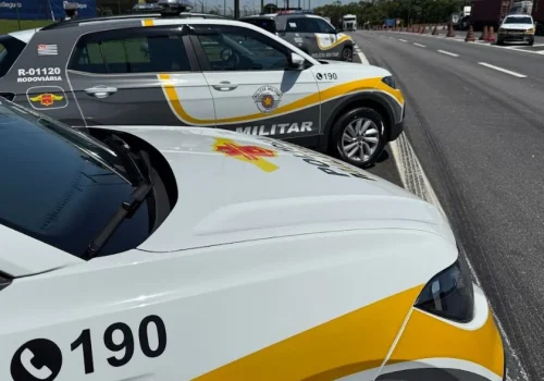 PM Rodoviária prende dupla com 14 fuzis e sete pistolas escondidos em fundo falso de carro em SP