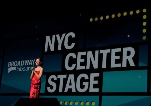 Atriz Bianca Marroquín apresenta o evento NYC Center Stage