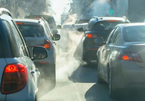 © Adobe Stock/Nady
                          Os gases de escape dos carros contribuem significativamente para as emissões de dióxido de carbono.