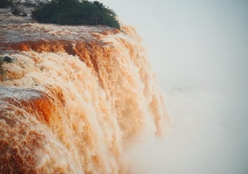 Aumento da vazão é resultado das chuvas na bacia do Rio Iguaçu, que corta o Estado do Paraná, na última semana