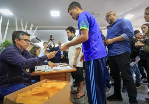 Desde o início de setembro, a operação já entregou 180 celulares recuperados e apreendeu 60 toneladas de aparelhos e peças  Foto: Divulgação/Governo de SP