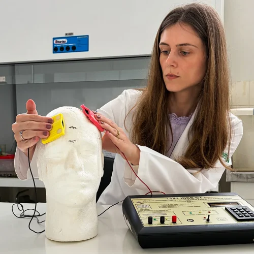 Estimulação cerebral aliada à educação nutricional reduz desejo por comida em mulheres com obesidade, mostra estudo