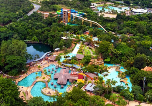 Com mais de 155 mil metros quadrados, o Hot Park Rio Quente é abastecido integralmente por águas naturalmente quentes