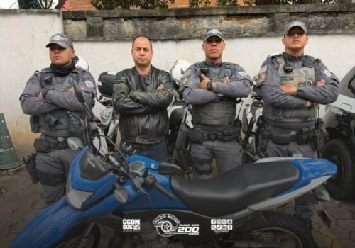 Motocicleta foi devolvida ao dono, que registrou o momento em uma foto com os policiais.