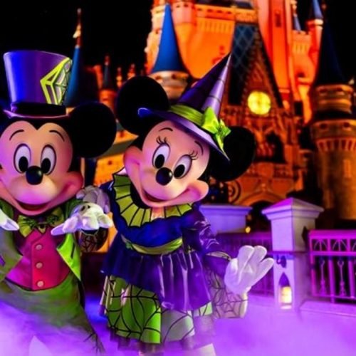 Mickey e Minnie esperam os visitantes no Mickey’s Not-So-Scary Halloween Party