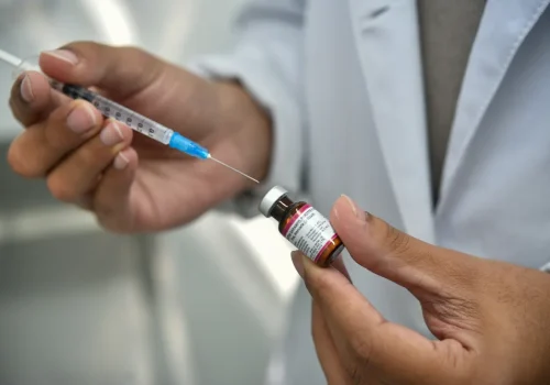 Complicações do sarampo podem afetar cérebro, audição, visão e pulmões, alerta Saúde de SP