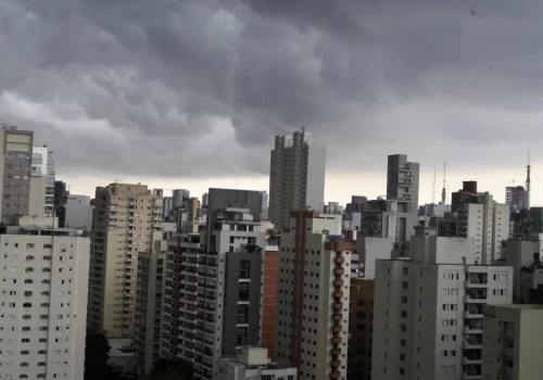 Na capital, as temperaturas ficarão na casa dos 18 e 25 graus.