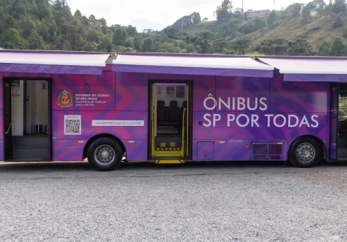 Ônibus SP Por Todas leva orientação sobre direitos às mulheres de Cubatão